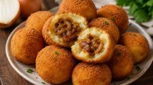 Imagen de Bombas de papa rellenas de cebolla caramelizada: crocantes por fuera y cremosas por dentro
