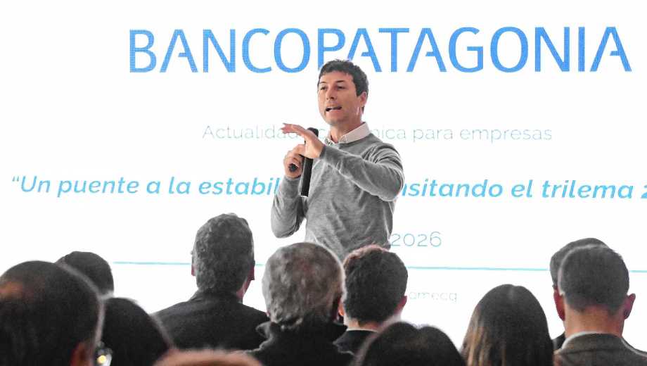 La jornada contó con la participación del economista Esteban Dormecq, quien analizó el panorama actual de la economía en Argentina. Foto: Juan Thomes.