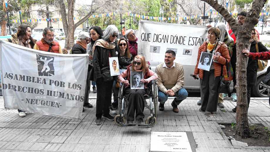 Familiares de Mirta Tronelli y sobrevivientes del Terrorismo de Estado en la región participaron de la reposición de la baldosa (foto Cecilia Maletti)