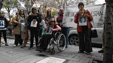 La vereda de la avenida Argentina que lleva el nombre de una desaparecida en Neuquén
