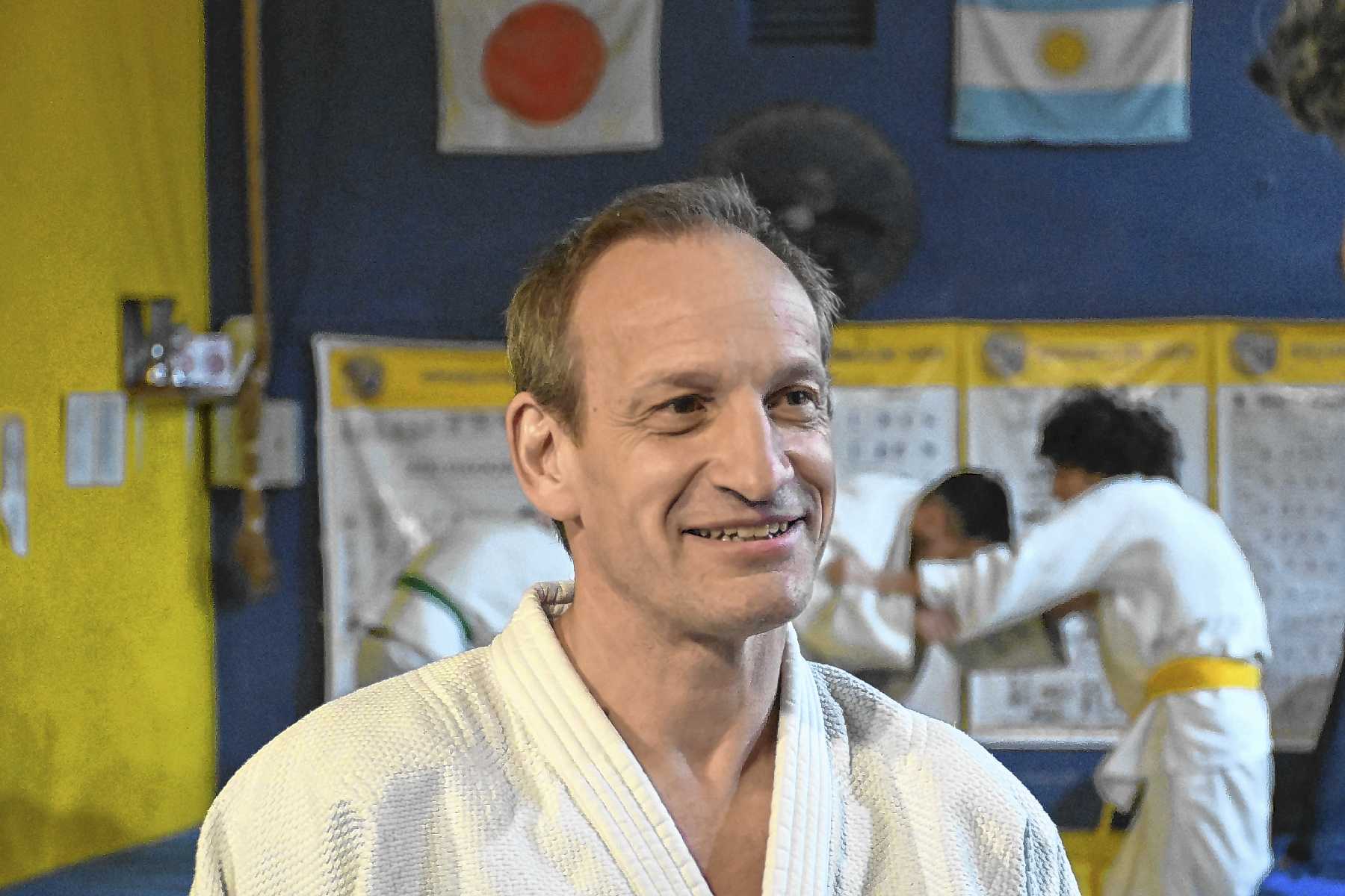 La vida del cirujano de General Roca y su pasión por el judo