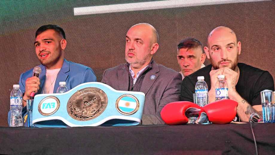 Los protagonistas en la conferencia de prensa, con los título que estarán en juego en la velada profesional en el Gimena López.