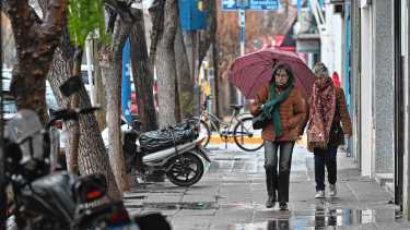 Rigen alertas por lluvia y viento en Río Negro y Neuquén: cómo impacta el temporal en la cordillera y el Alto Valle
