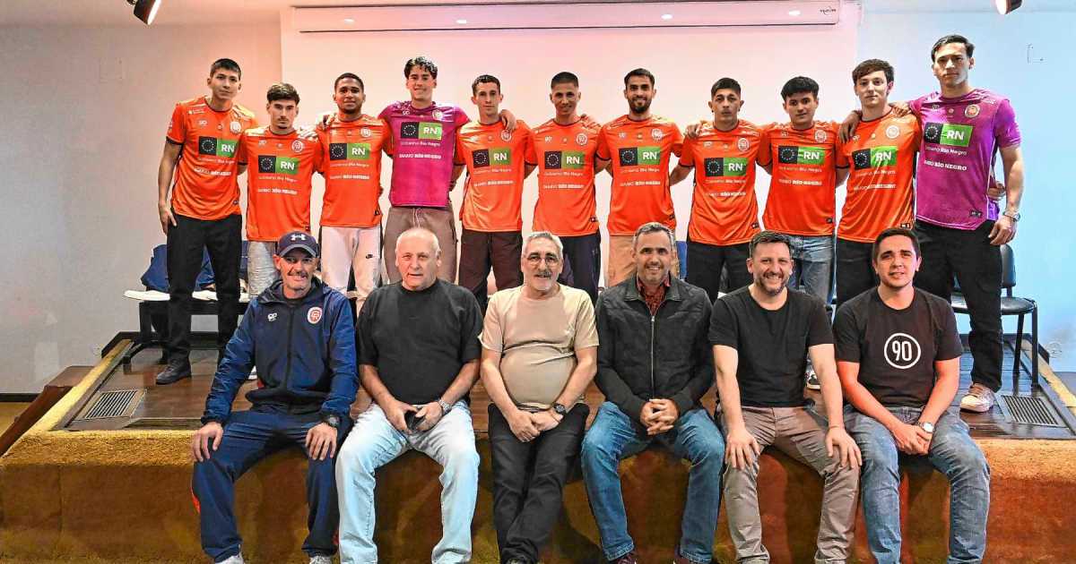 Deportivo Roca presentó su nueva camiseta y refuerzos para el Regional Amateur
