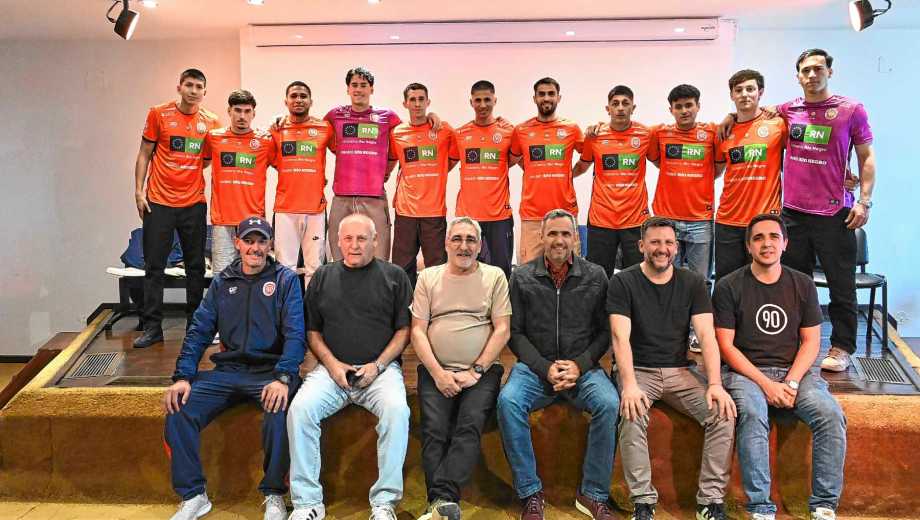 Deportivo Roca presentó su nueva camiseta y sus refuerzos de cara al Regional Amateur, con el acompañamiento de Diario Río Negro