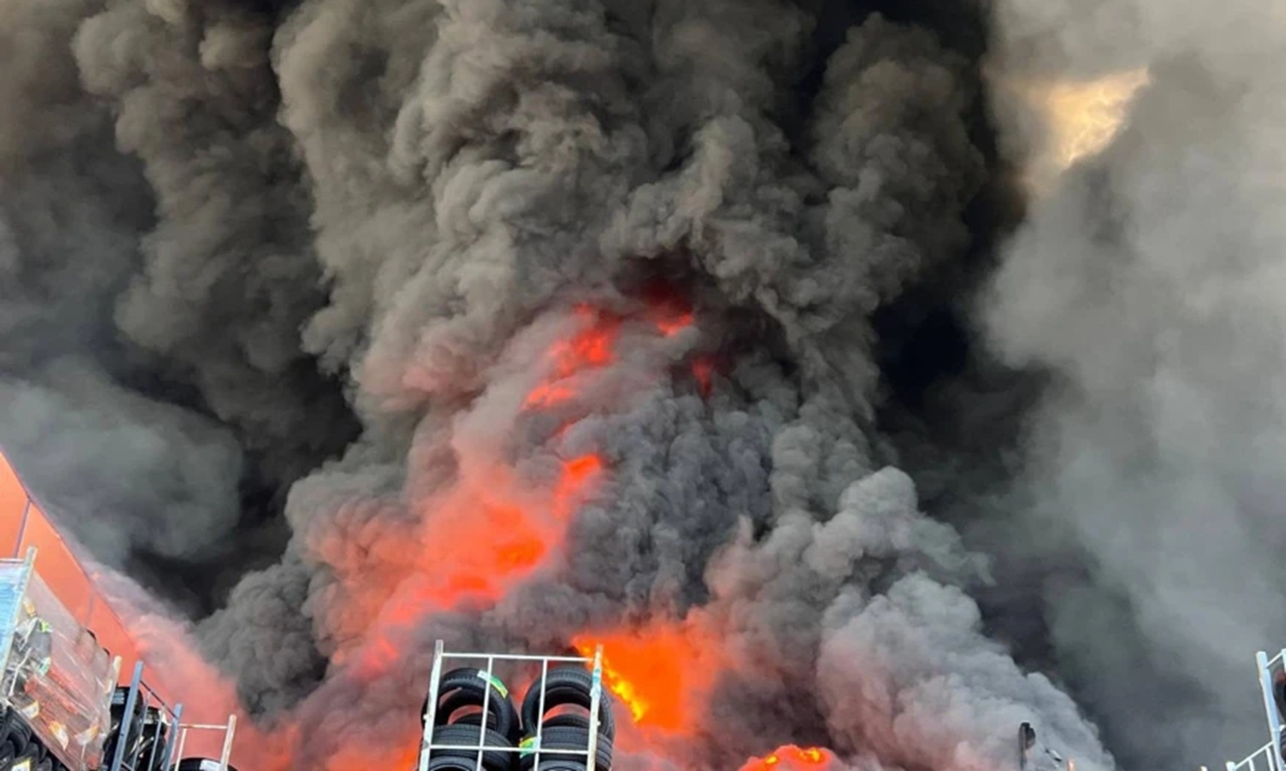 Ataque letal en Ucrania: murieron 37 personas cerca de Kiev y Zelenskyy investiga la explosión de un almacén