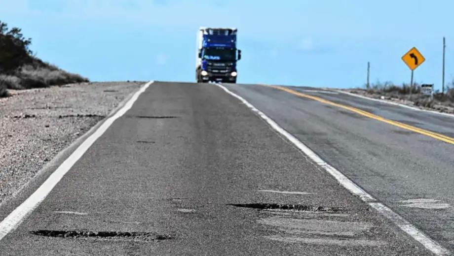 La Ruta 22 es un ejemplo de la falta de mantenimiento vial (Juan Thomes)
