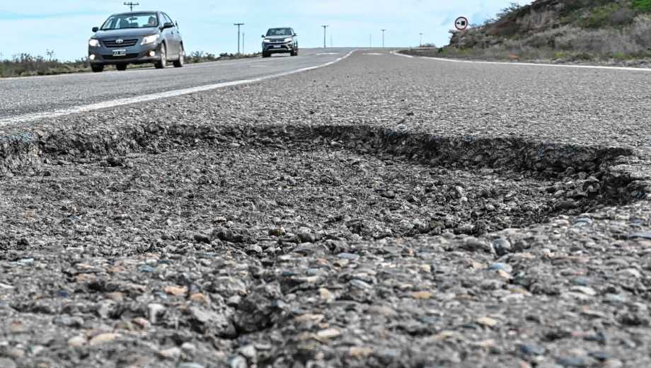 Pozo de más de un metros y medio de largo en la Ruta 22 entre Chichinales y Chelforó. Foto: Juan Thomes. 