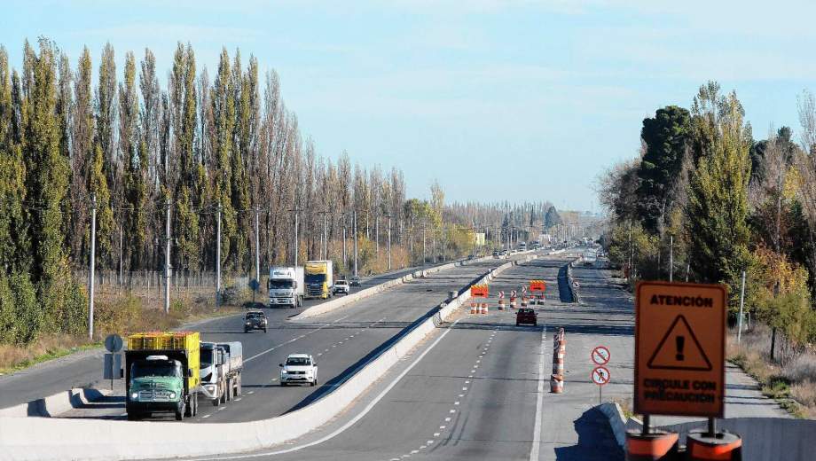 La traza de la Ruta Nacional 22 en el Alto Valle. Mientras Nación formalizó la concesión de ocho tramos viales en el país, el gobernador Alberto Weretilneck firma este lunes en Casa Rosada el traspaso del corredor y de la Ruta 151 a la provincia de Río Negro. (Foto: archivo Juan Thomes)