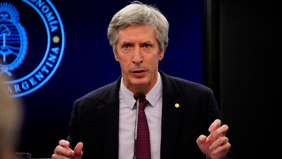 El presidente del Banco Central (BCRA), Santiago Bausili, expuso en un evento de la Fundación FIEL. (Foto: Clarín Fotografía)