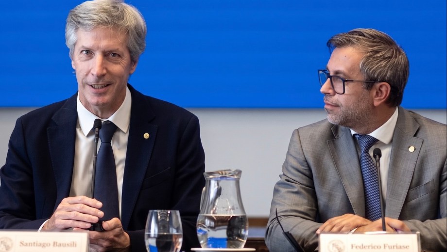El secretario de Finanzas, Federico Furiase (derecha), y el presidente del BCRA, Santiago Bausili (izquierda). El Tesoro y la autoridad monetaria coordinaron un nuevo canje para descomprimir vencimientos. (Foto: gentileza)