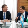 Imagen de Weretilneck firmó el traspaso del Tren del Valle: cuándo comenzará a operar Río Negro