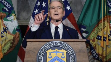 Estados Unidos lanzó una asfixia económica total contra Irán: Scott Bessent anunció un «Día D económico» y advirtió a bancos globales