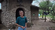Imagen de Rocío construyó su casa de piedra y barro en un paraíso de Córdoba e inspira a muchas otras mujeres