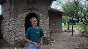 Rocío construyó su casa de piedra y barro en un paraíso de Córdoba e inspira a muchas otras mujeres