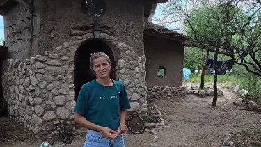 Rocío construyó su casa de piedra y barro en un paraíso de Córdoba e inspira a muchas otras mujeres