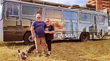 Imagen de Se jubilaron, transformaron un colectivo en motorhome y viajan por la Argentina: «Ahora elegimos el patio y los vecinos»