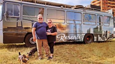 Se jubilaron, transformaron un colectivo en motorhome y viajan por la Argentina: «Ahora elegimos el patio y los vecinos»