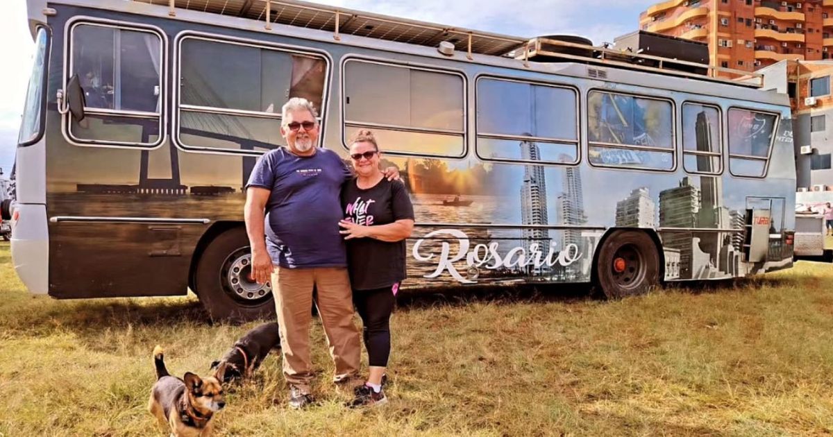 Se jubilaron, transformaron un colectivo en motorhome y viajan por la Argentina: "Ahora elegimos el patio y los vecinos"