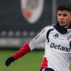 Imagen de Almada explicó por qué eligió River y reveló quiénes llevaron la bandera de Malvinas ante Inglaterra