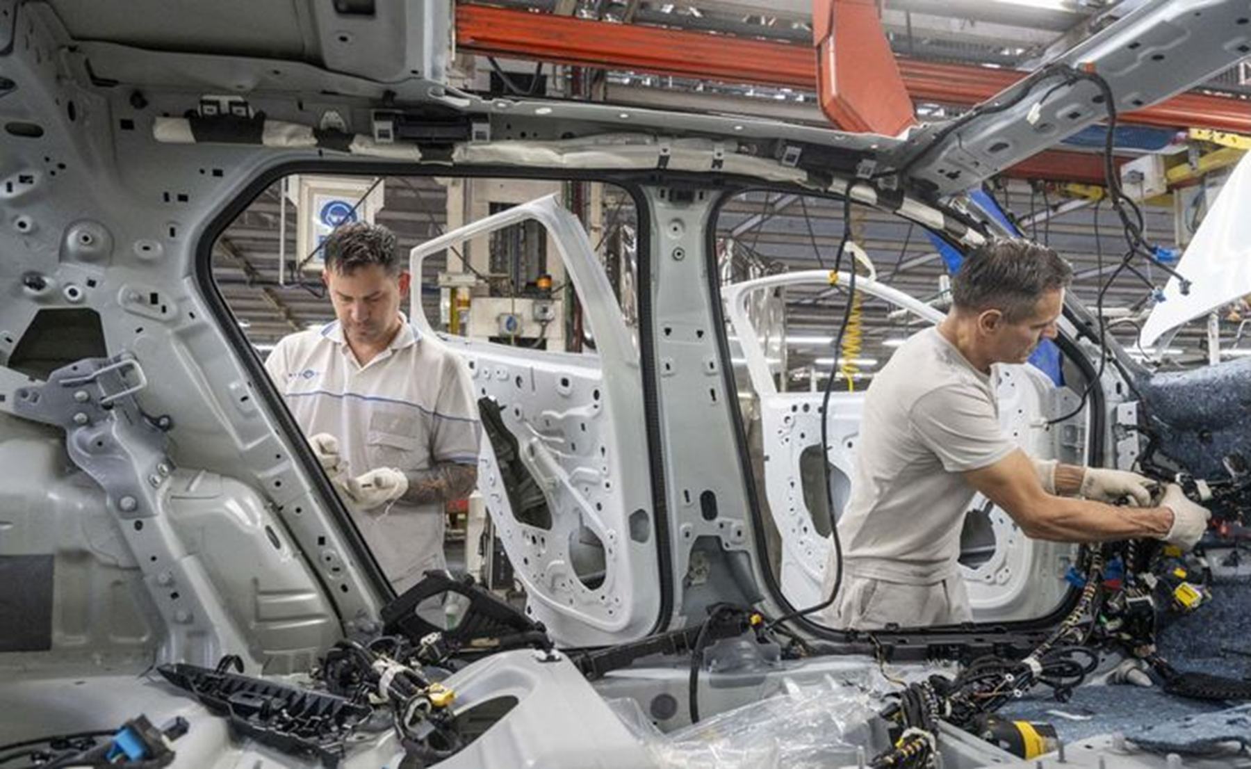 Caen la demanda interna y las exportaciones: otra automotriz argentina reducirá un turno de producción