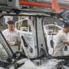 Imagen de Caen la demanda interna y las exportaciones: otra automotriz argentina reducirá un turno de producción