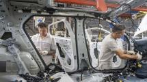 Imagen de Caen la demanda interna y las exportaciones: otra automotriz argentina reducirá un turno de producción