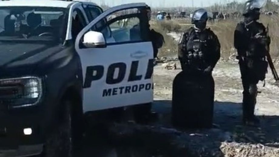 Operativo por la toma en el oeste de Neuquén: la Policía comenzó a retirar carpas y casillas