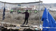 Imagen de Operativo por la toma en el oeste de Neuquén: la Policía comenzó a retirar carpas y casillas