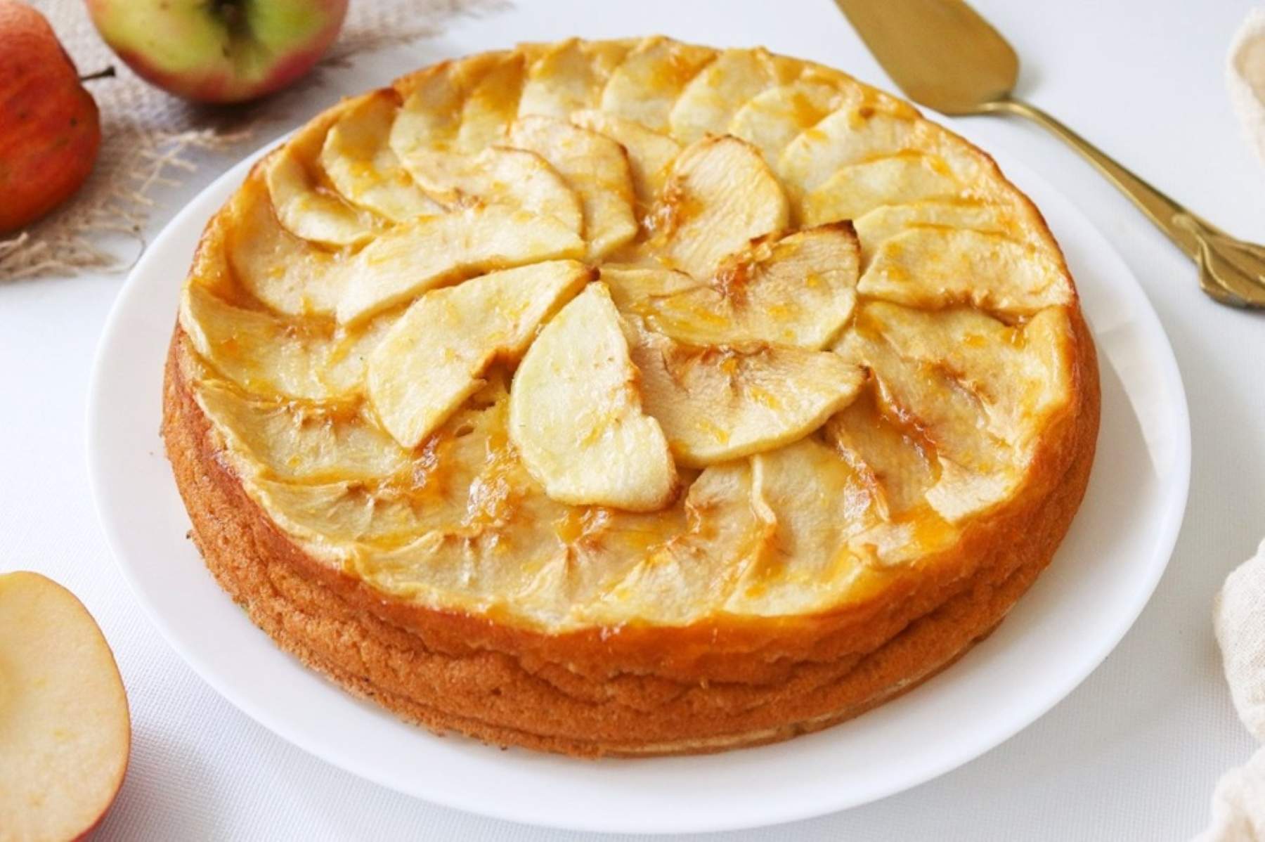 Receta rápida de torta de manzana en sartén, ideal para merendar
