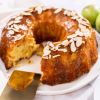 Imagen de Torta húmeda de manzana y almendras: el truco del queso crema para lograr una miga suave y esponjosa