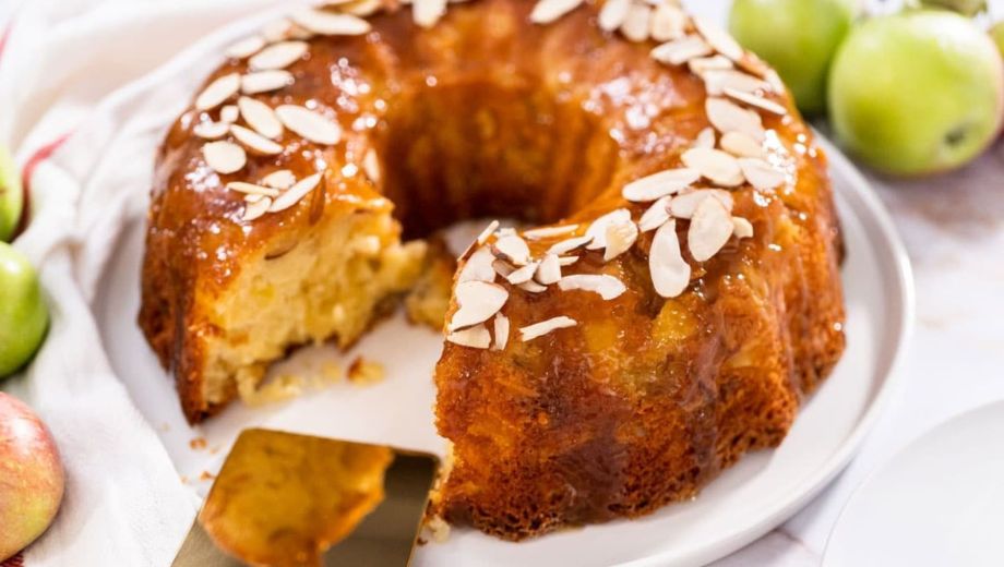 Cómo hacer torta húmeda de manzana y almendras.-
