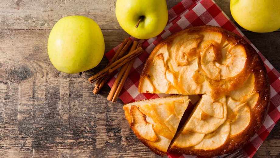 Torta de manzana con avena y almendras: la receta fácil y húmeda.-