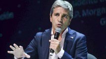 Imagen de Luis Caputo liberó pesos al mercado para estabilizar la tasa de interés y sostener el dólar