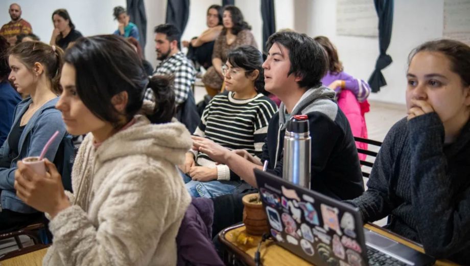 Uno de los requisitos es tener el 50 % de la carrera aprobada con un promedio de seis o más, incluyendo aplazos. Foto: archivo.