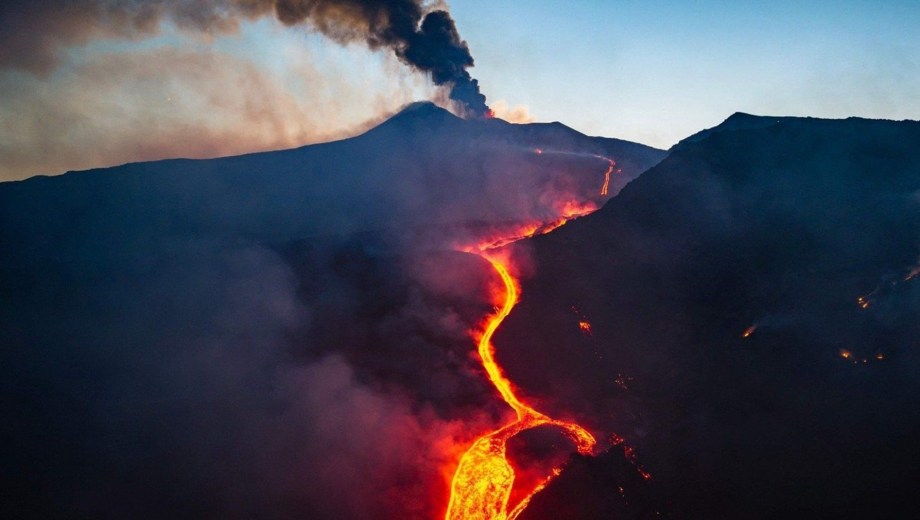 La actividad del monte Etna, en Sicilia, obligó a mantener cerrado por quinto día consecutivo el aeropuerto de Catania.