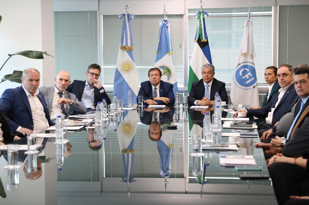 Weretilneck, Figueroa y Lamothe durante la firma del convenio