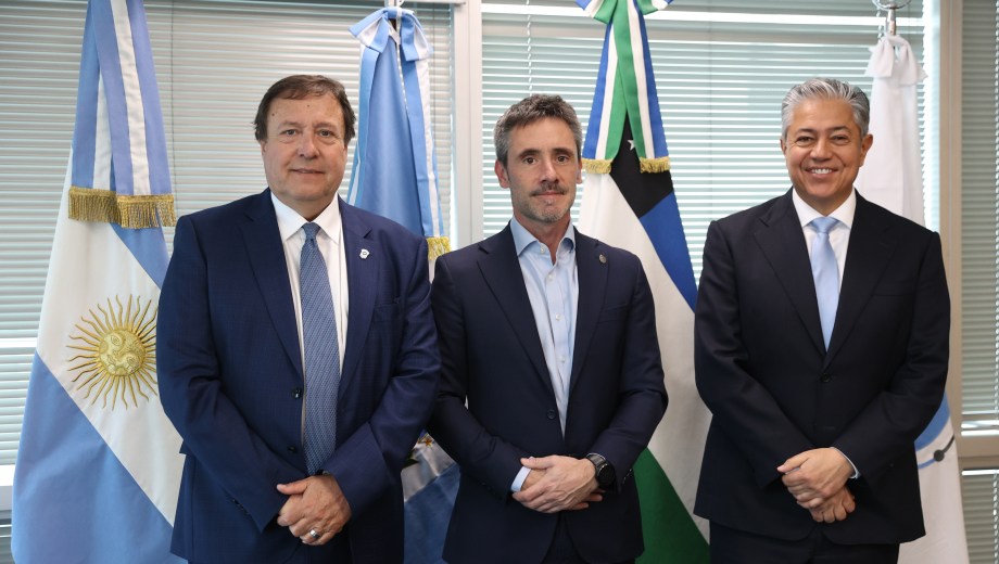 Alberto Weretilneck, gobernador de Río Negro; Rolando Figueroa, gobernador de Neuquén; e Ignacio Lamothe, secretario general del Consejo Federal de Inversiones (CFI). Foto: Gobierno de Río Negro. 
