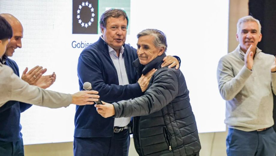 Durante el acto estuvo presente el Gobernador de Río Negro y el intendente interino de Allen, Fabián Figueroa. Foto: Gobierno de Río Negro. 