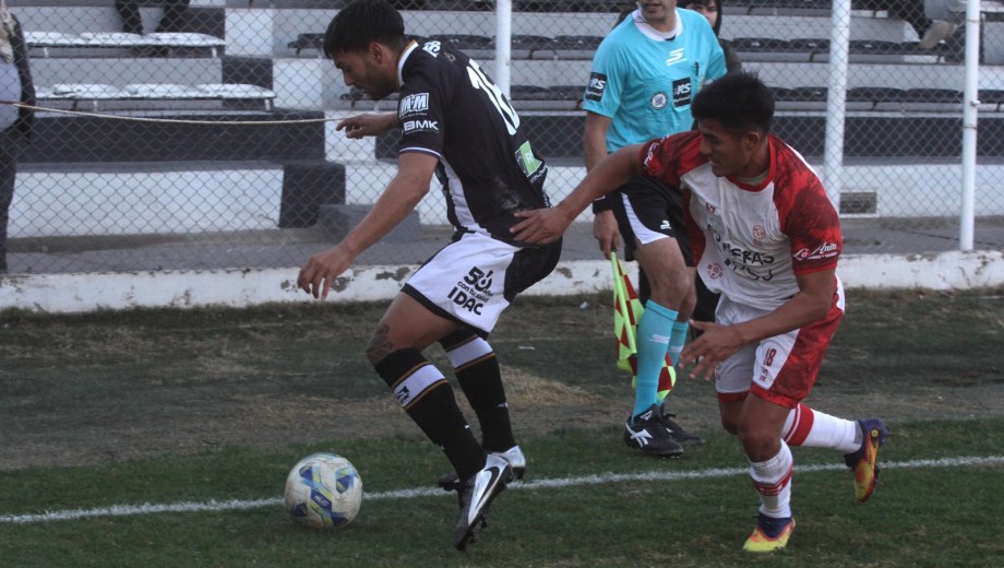 Cipolletti se mide con Huracán Las Heras en La Visera. (Foto: Oscar Livera)