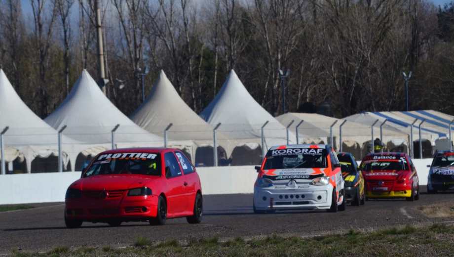 Fotos:  Omar de los Santos. Alejandro López comanda el pelotón en los primeros metros de la final correspondiente a la Clase 3.