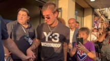 Imagen de ¡Locura total! Mastantuono fue recibido por una multitud en su llegada a Fiorentina