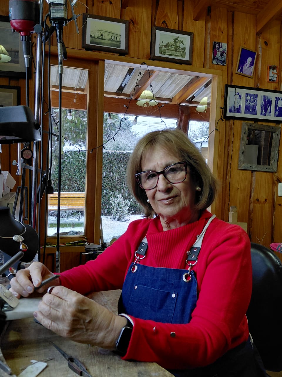 Una docente de Junín de los Andes se reinventa como joyera tras su jubilación