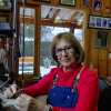 Imagen de De la docencia a diseñar joyas: la historia de la artesana de Junín de los Andes que convirtió su jubilación en un nuevo comienzo