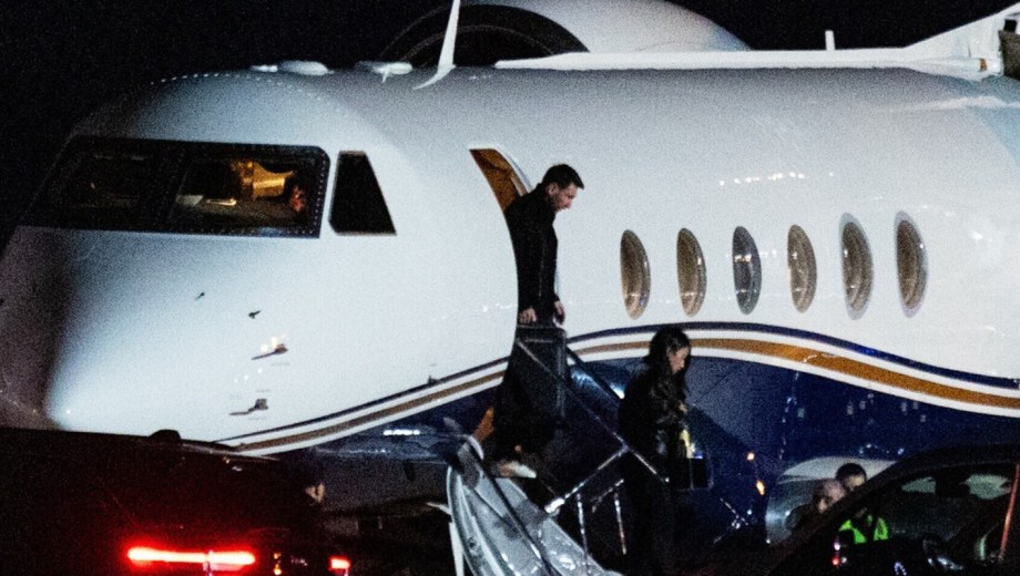 Foto: Tomás Cuesta. El momento del arribo de Messi con su avión privado a Rosario junto a su familia. 