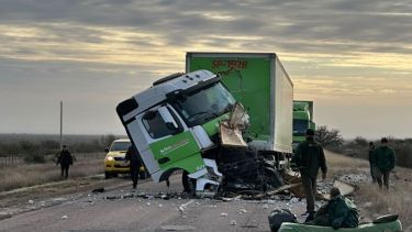 Fuerte choque entre dos camiones en La Pampa: uno de ellos quedó bloqueando la ruta tras el impacto
