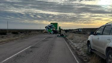 Fuerte choque entre dos camiones en La Pampa: uno de ellos quedó bloqueando la ruta tras el impacto