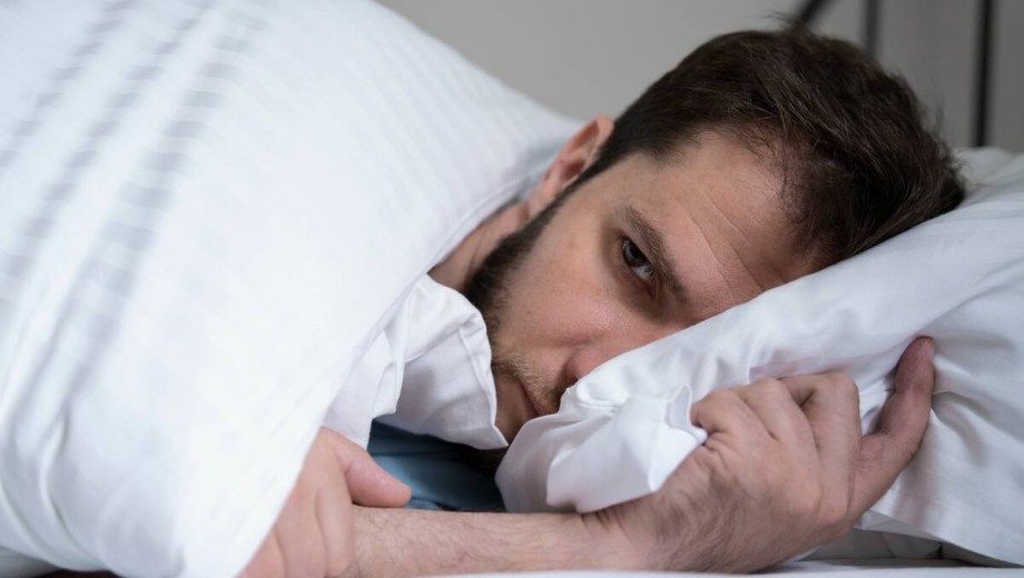 La explicación puede estar en una diferencia fundamental: dormir una determinada cantidad de horas no significa necesariamente dormir bien.