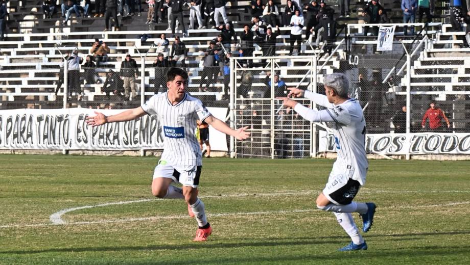 Fernando Pettineroli metió el gol del triunfo para Cipolletti. (Foto: Cecilia Maletti)