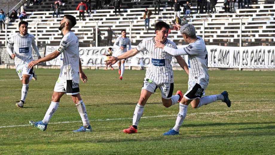Fernando Pettineroli volvió al gol en el triunfo de Cipolletti ante Argentino de Monte Maíz. (Foto: Cecilia Maletti)
